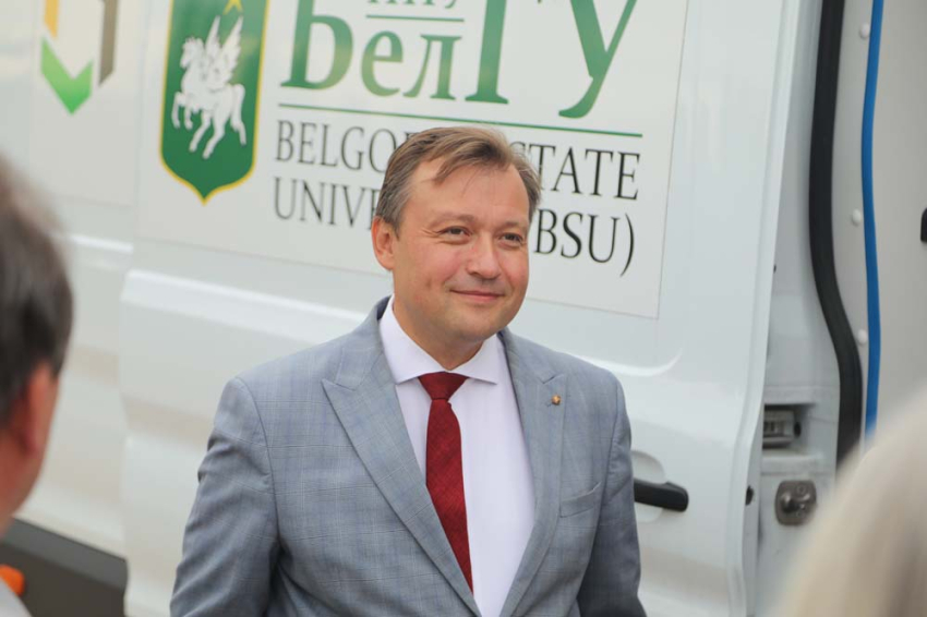 События НИУ «БелГУ» учёный ниу «белгу» рассказал о свойствах жидкого азота и мерах предосторожности на крио-шоу