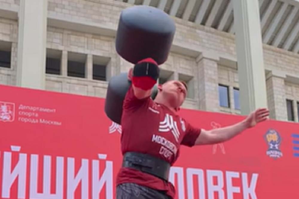 Выпускник НИУ «БелГУ» установил новый национальный рекорд в подъёме гигантской гантели