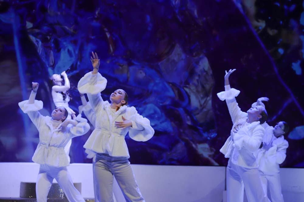 Новогодний концерт в НИУ «БелГУ» перенёс зрителей в разные года прошлых лет