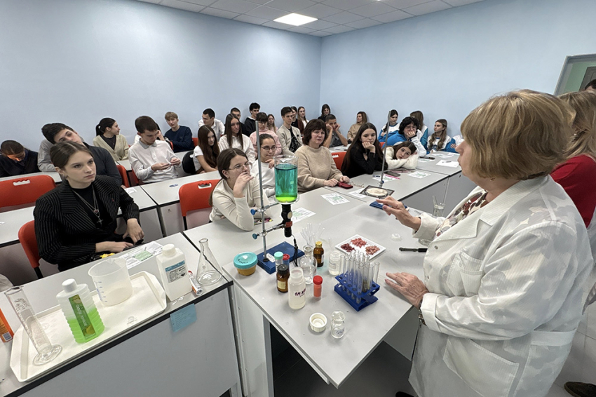 События НИУ «БелГУ» новогодний «химический десант» показал школьникам волшебную сторону химии 